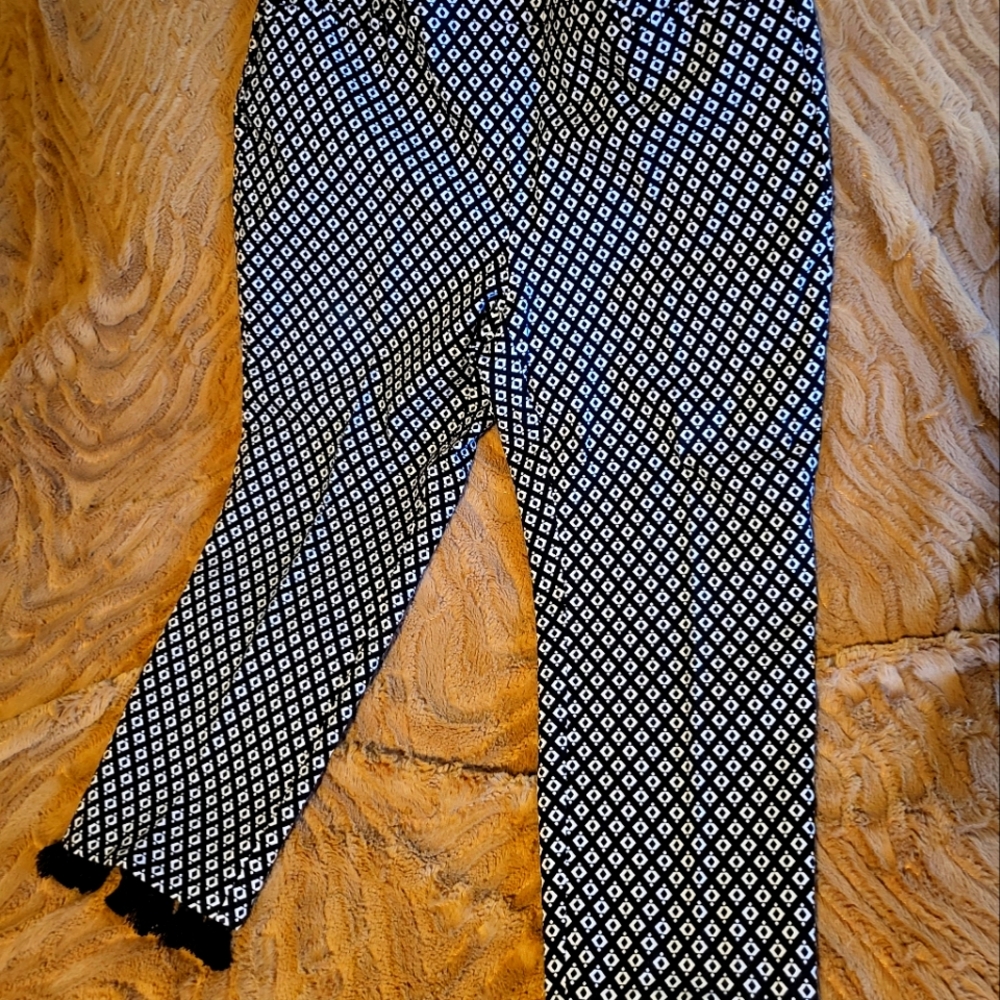 Chicos Capris with tassles Size 10 Petite Black and White
